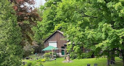 Charming Log Home - 25 private acres in Caledon