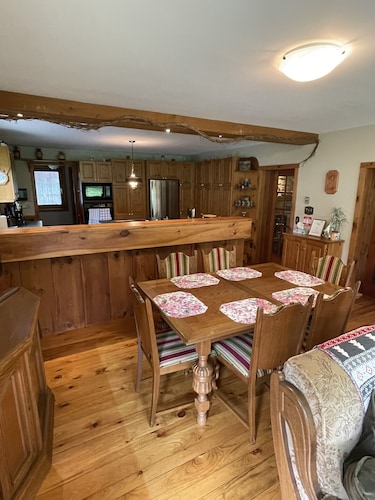Charming Log Home - 25 private acres in Caledon