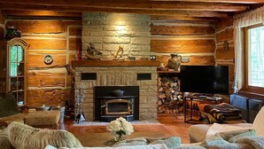 Living area - Charming Log Home - 25 private acres in Caledon (Caledon East)