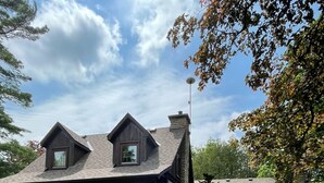 Exterior - Charming Log Home - 25 private acres in Caledon (Caledon East)