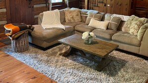 Living area - Charming Log Home - 25 private acres in Caledon (Caledon East)