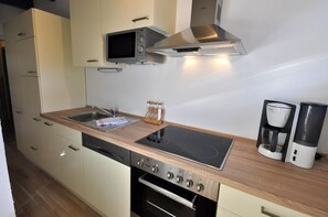 Microwave, oven, dishwasher - Vacation apartment, Huus vörd Diek, Nelkenweg 4, Apartment 3 - Huus vör`d Diek (Neuharlingersiel)