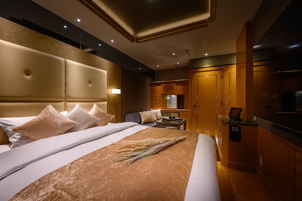 Deluxe Double Room | Dihias secara berasingan, dilengkapkan perabot secara berasingan