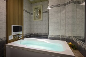 Deluxe Double Room | Bathroom