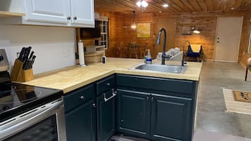 Køleskab, mikrobølgeovn, ovn, kogeplade