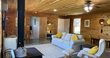 Trailboss Cabin near Mammoth Cave at Noble Pine Campground
