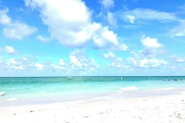 Platja a a prop, gandules de platja i tovalloles de platja