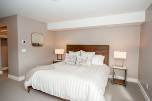 4 slaapkamers, een bureau, een strijkplank/strijkijzer, gratis wifi