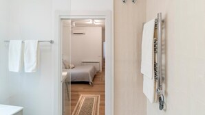 3 chambres, fer et planche à repasser, Wi-Fi, draps fournis