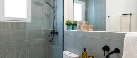 Shower, hair dryer, towels