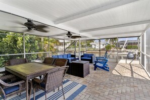 Outdoor dining - Casa di Amici – Heated Saltwater Pool and Canal Home near AMI & much more! (Bradenton)