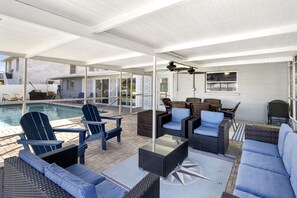 Outdoor pool, a heated pool - Casa di Amici – Heated Saltwater Pool and Canal Home near AMI & much more! (Bradenton)