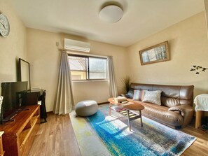 TV - Japanesestyle 3story building for rent - Forest guest house / Osaka Ōsaka (Osaka)