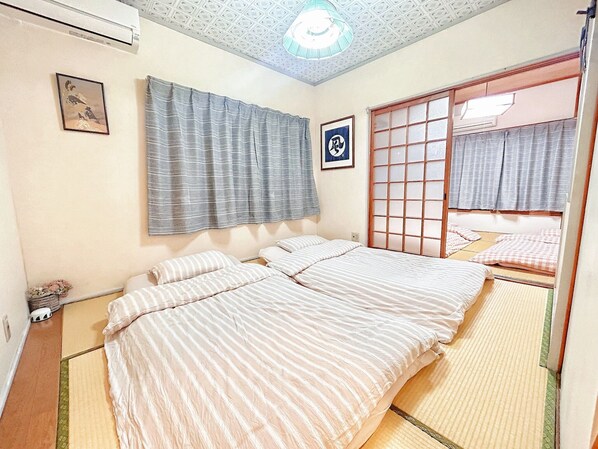 3 bedrooms, desk, free WiFi, bed sheets - Japanesestyle 3story building for rent - Forest guest house / Osaka Ōsaka (Osaka)