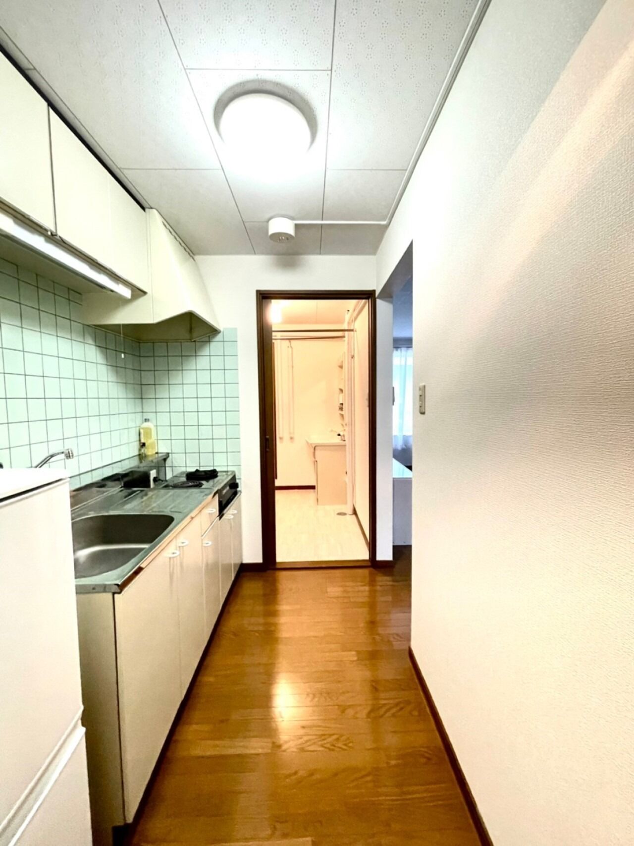 Fridge, microwave, stovetop, cookware/dishes/utensils