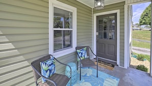 A porch with two wicker chairs and a blue patterned rug. - Cozy Cottage Near Dtwn Dining, Walk to Casino (Bristol)