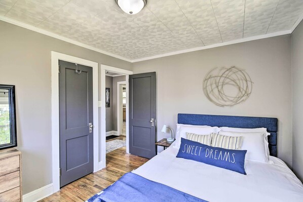2 bedrooms, iron/ironing board, internet, bed sheets