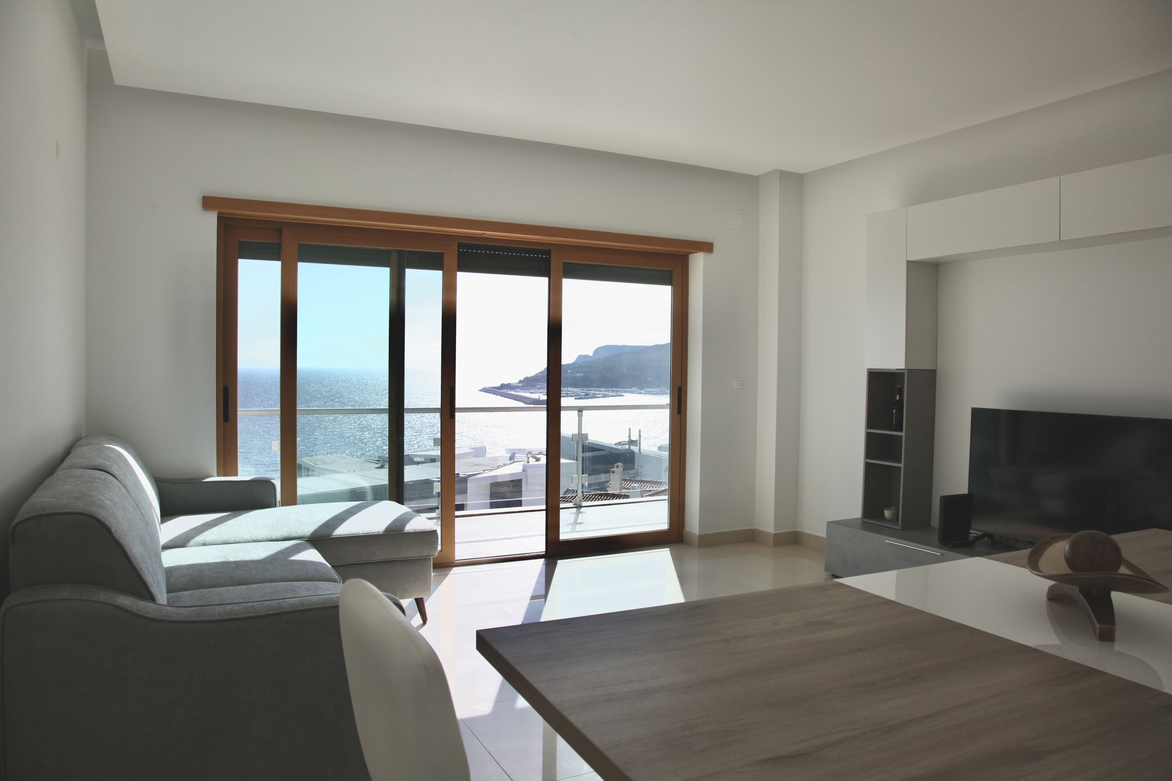 Smart TV, computer monitors