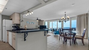 Una cocina moderna con una isla central, un comedor con vistas y un balcón con vistas.