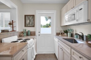 Kylskåp, mikrovågsugn, ugn och spishäll