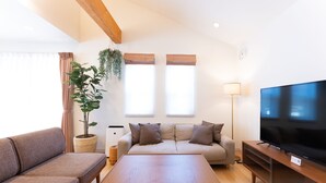 家庭別墅 | 客廳 | 電視、玩具