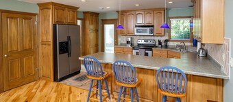 Downtown Fish Creek- community pool, walking distance from restaurants and bars