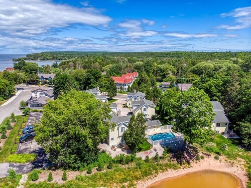 Downtown Fish Creek- community pool, walking distance from restaurants and bars