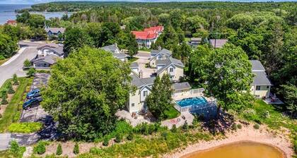 Downtown Fish Creek- community pool, walking distance from restaurants and bars