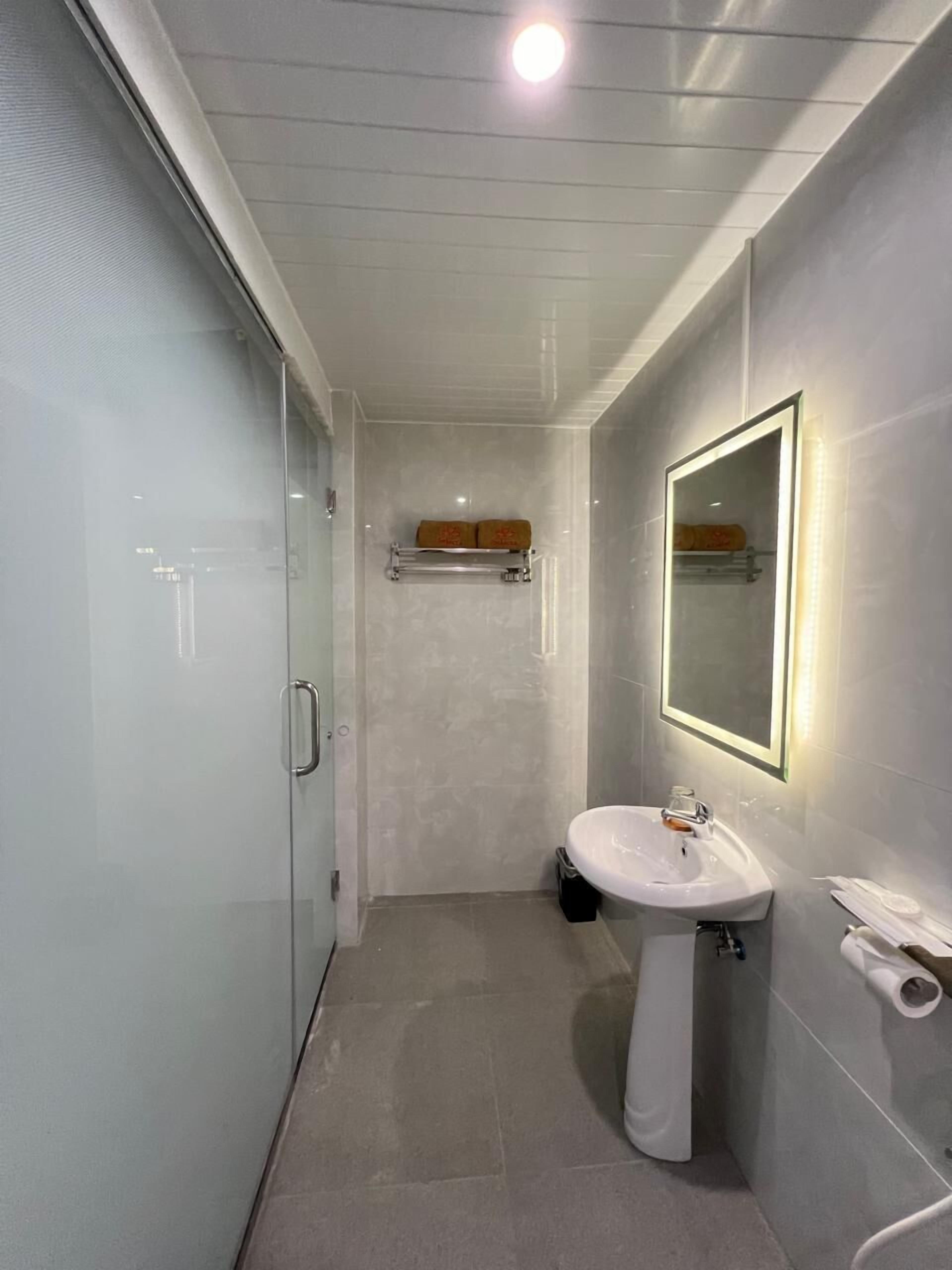 Comfort kamer, 1 slaapkamer | Badkamer | Een haardroger, pantoffels, een bidet