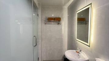Comfort kamer, 1 slaapkamer | Badkamer | Een haardroger, pantoffels, een bidet