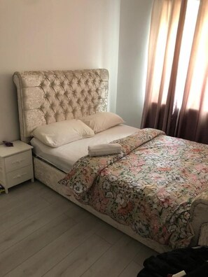 2 habitaciones, tabla de planchar con plancha, wifi y ropa de cama 