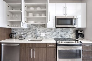 Jääkaappi, mikroaaltouuni, uuni, astianpesukone