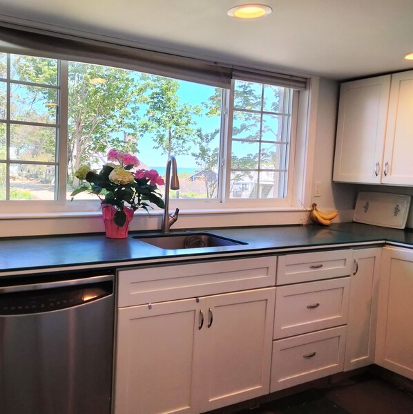 冷蔵庫、電子レンジ、オーブン 、コンロ