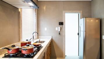 Comfort Apartment, 3 Bedrooms, Mountain View | Private kitchen | Fridge, microwave, stovetop, cookware/dishes/utensils