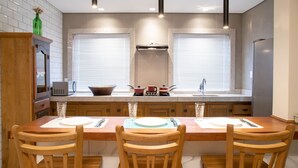 Fridge, microwave, stovetop, cookware/dishes/utensils - Espaço 250 (Tiradentes)