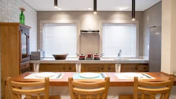 Fridge, microwave, stovetop, cookware/dishes/utensils