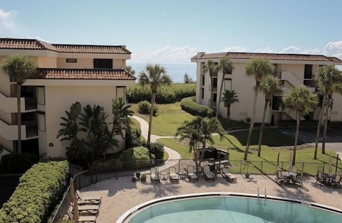 Oceanfront condo With private pool with view