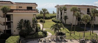 Oceanfront condo With private pool with view