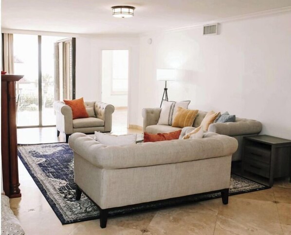 Living area - Oceanfront condo With private pool with view (Fort pierce)