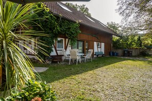 Outdoor dining - Apartment 'Artesana 2 Bleichnau' with Private Terrace & Shared Garden (Tettnang)