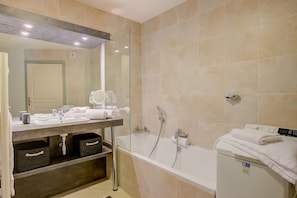 Combined shower/tub, towels