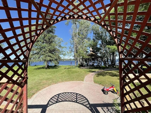 Cheerful Waterfront Cottage