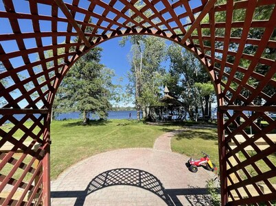 Cheerful Waterfront Cottage