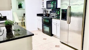 Cafetera/tetera, refrigerador, microondas, horno
