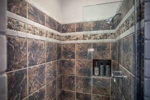 Badewanne, Haartrockner, Handtücher, Seife