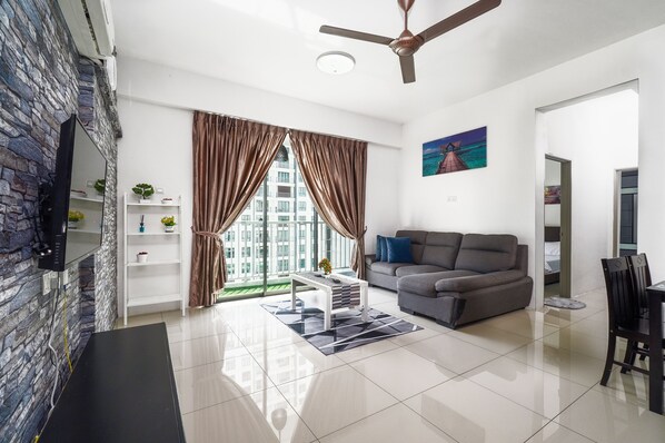 Basic Condo | Living area | 40-inch Smart TV with satellite channels, TV - MYHOME 3BR 7 PAX (Ipoh)