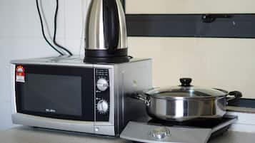 Condo básico | Cocina privada | Refrigerador, microondas y utensilios de cocina