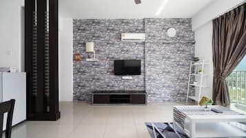 Basic-lejlighed | Opholdsområde | 40-tommers smart-tv med satellitkanaler, tv