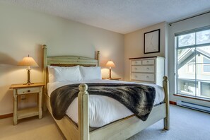 5 bedrooms, desk, iron/ironing board, free WiFi - Snowy Creek 14 - True Ski in Ski out, easy walk to Whistler Village, Private Garage. (Whistler)