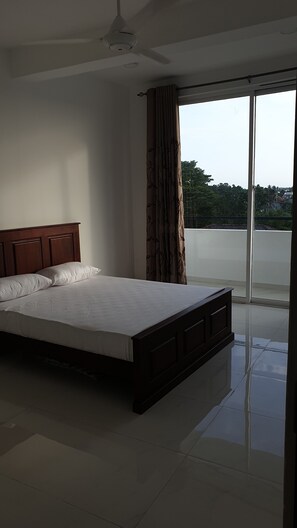 2 soverom, strykejern/-brett, wi-fi (mot et tillegg) og sengetøy